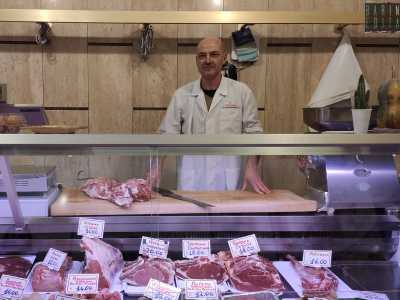 �L�attivit� fu aperta da mio padre, Onofrio Bux � racconta il 54enne titolare Antonio �. Inizi� all�et� di 18 anni facendo la gavetta in un�altra macelleria di Bari e, dopo aver imparato il mestiere, decise di inaugurarne una tutta sua� 